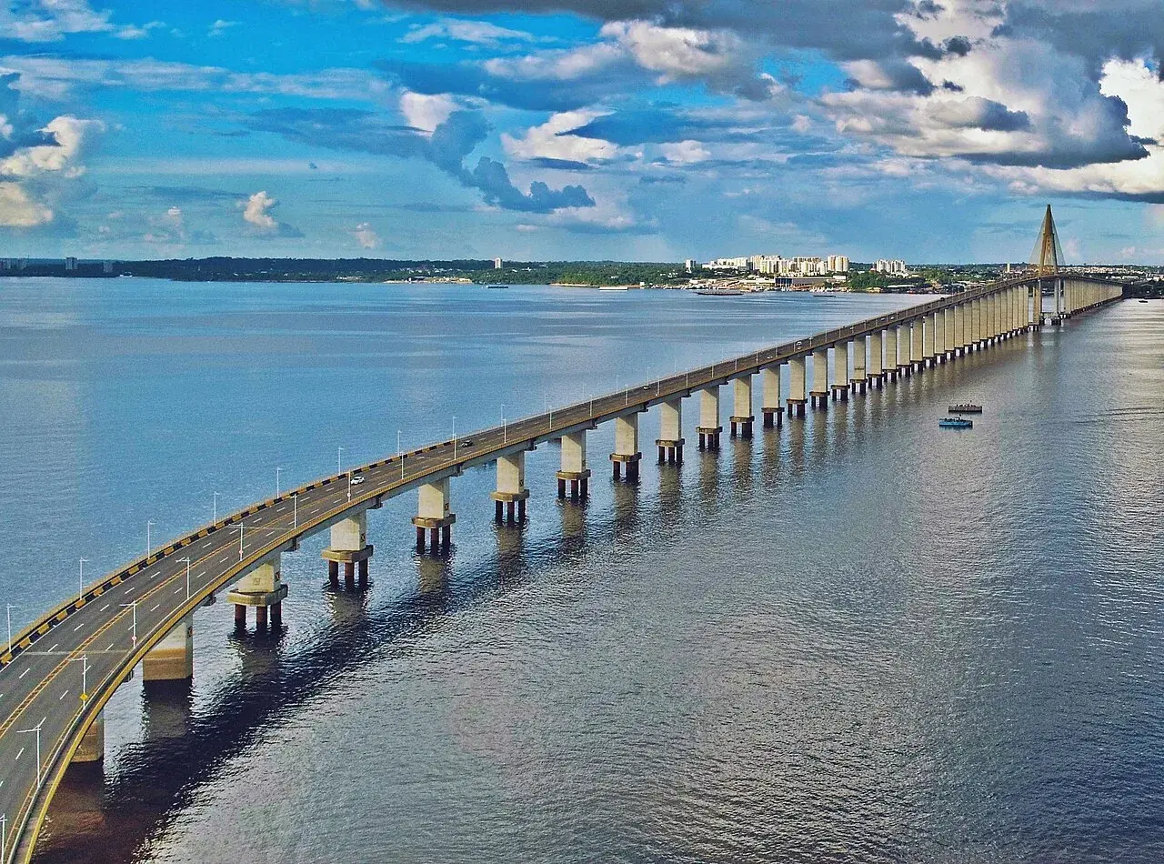 Vista aérea da ponte sobre o Rio Negro, ligando Manaus a Iranduba